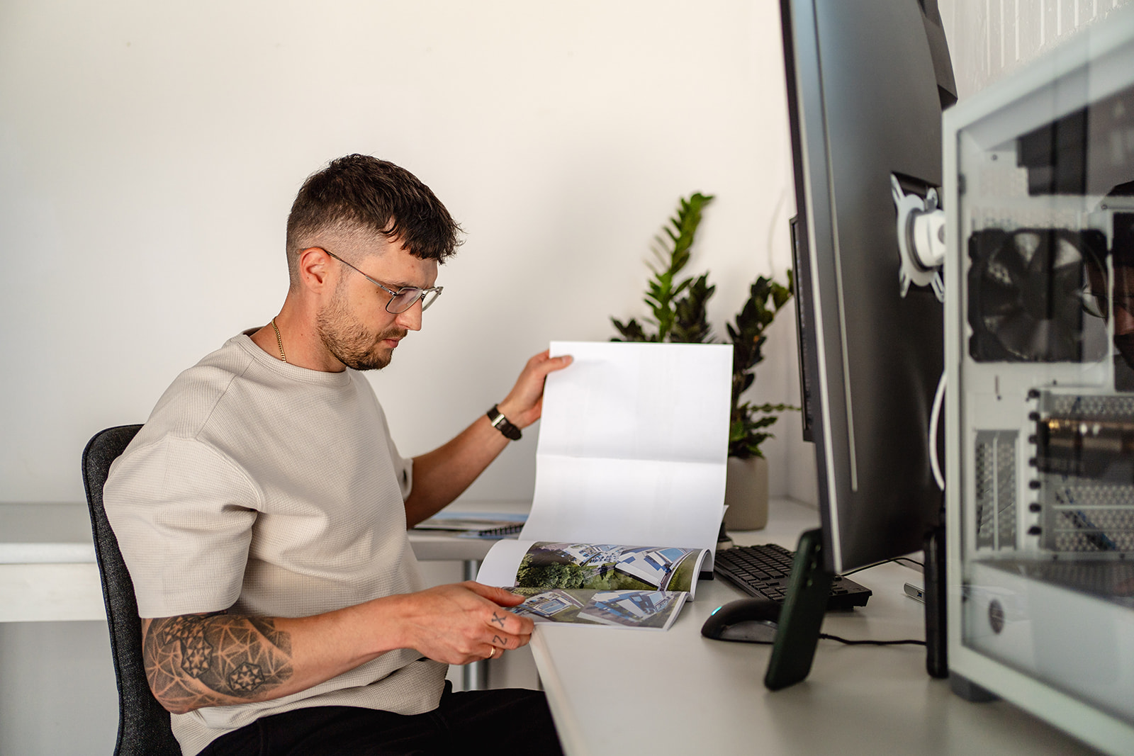 Ein 3D-Grafiker beginnt mit der Erstellung einer 3D-Visualisierung eines Architekturprojekts.